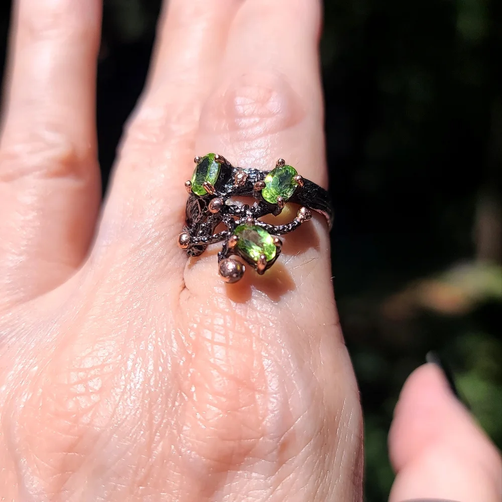 Peridot sterling wreath Vine ring with rose gold accents sz 8 - Picture 3 of 7